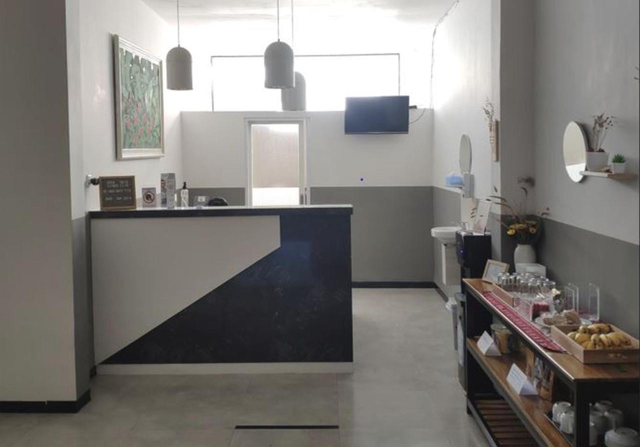 elora-hotel-labuan-bajo-receptionist