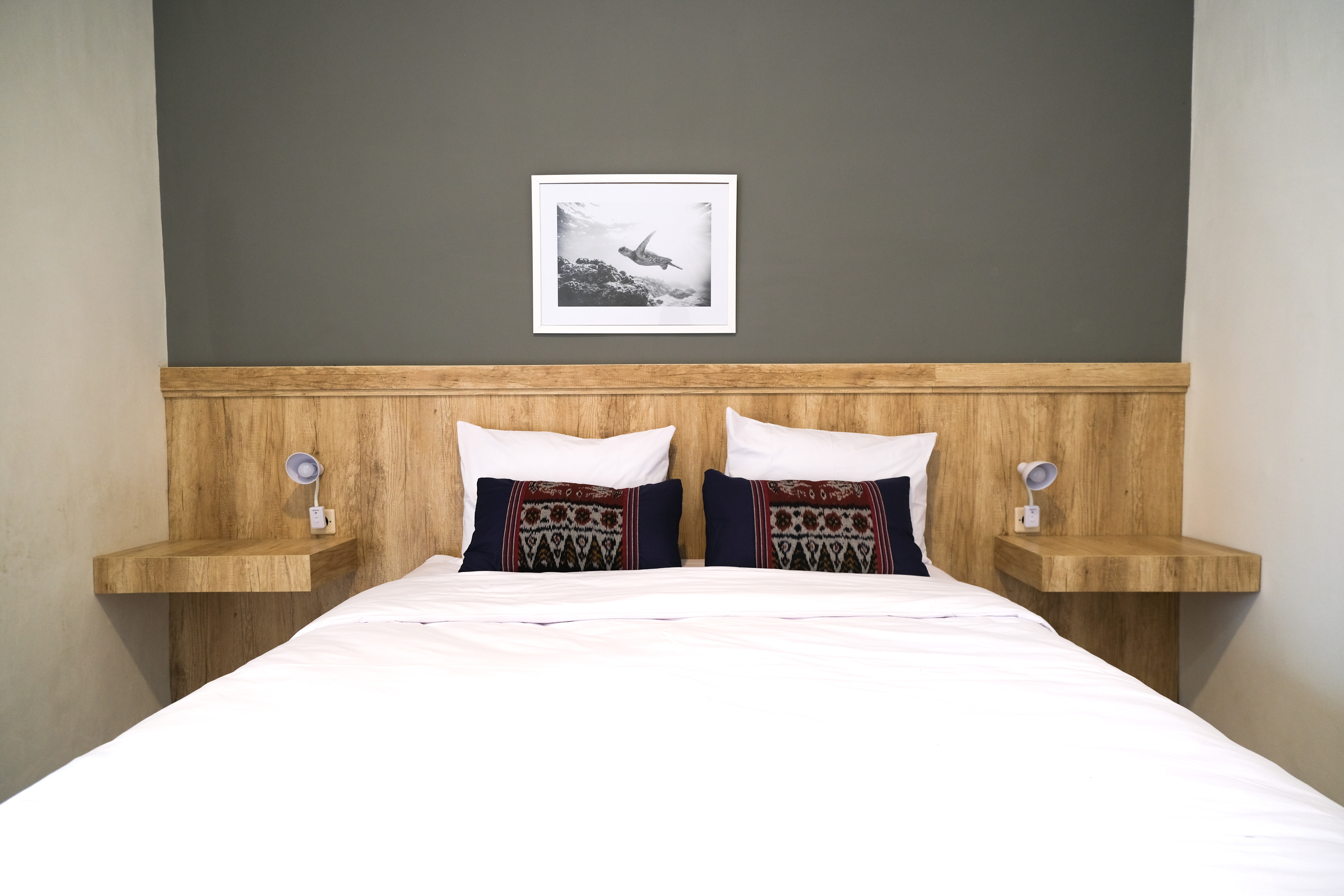 elora-hotel-room-double-bed-1