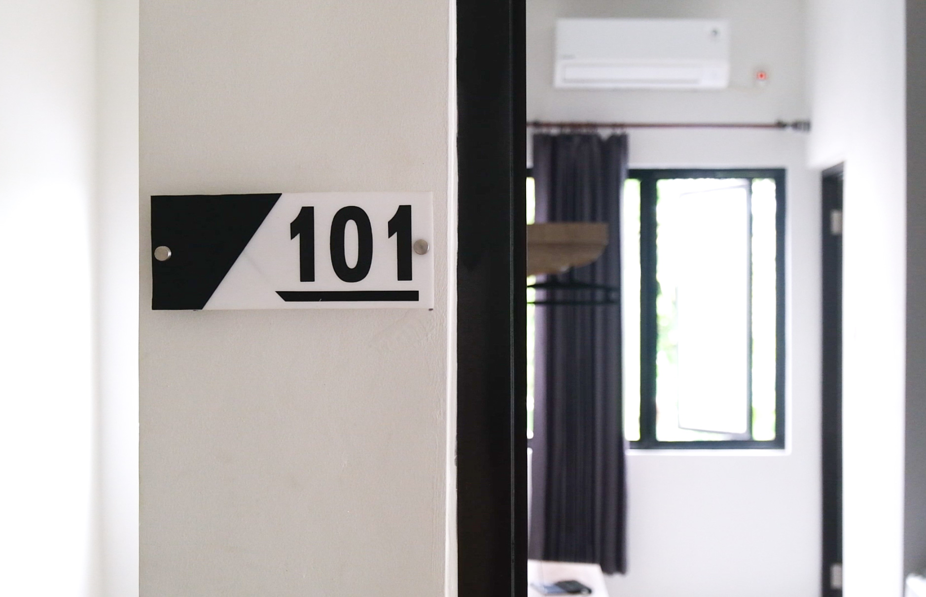 elora-hotel-room-twin-bed-2